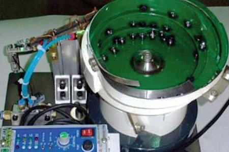 Material feeding device